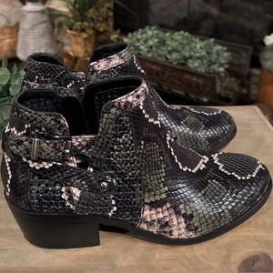VINCE CAMUTO Sanstan Bootie Gray & Black Snake Embossed Leather size 8.5.